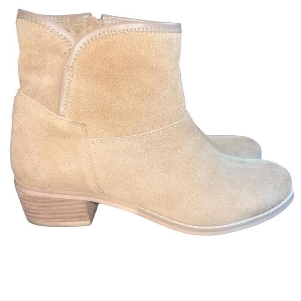 Women's Skechers Boots Size 7.5 Tan